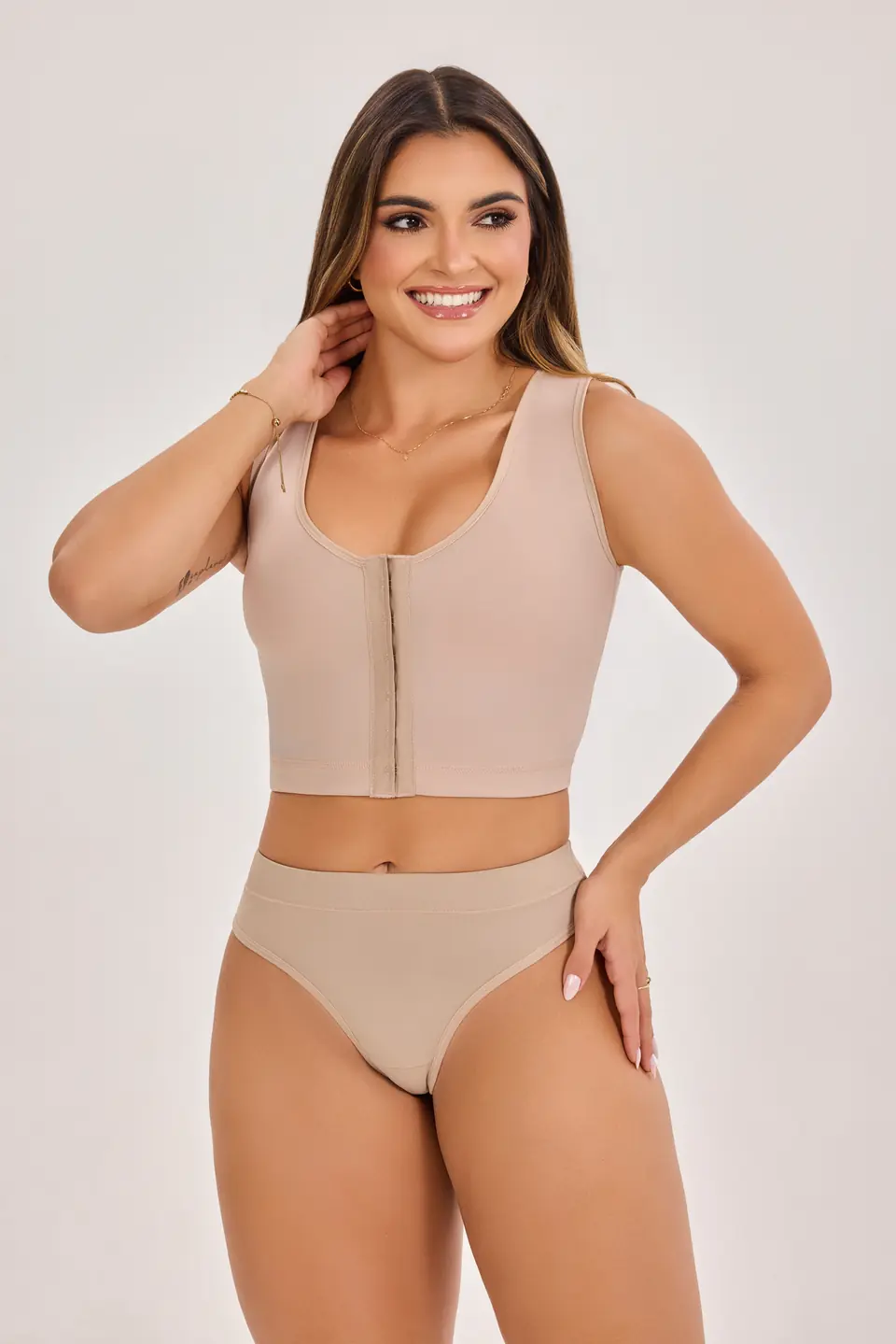 Modelo vestindo peça modeladora Mondress em ensaio da coleção